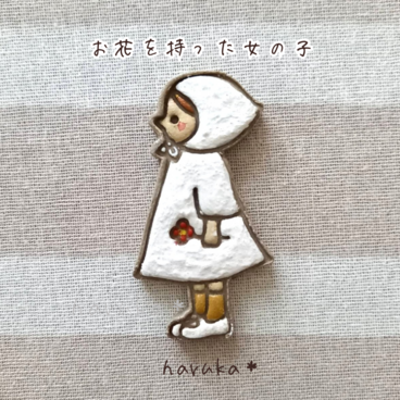 〖オーブン陶土〗北欧＊お花をもった女の子のブローチ