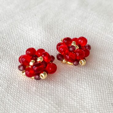 真っ赤なビーズとガーネットのピアス（Candyシリーズ）