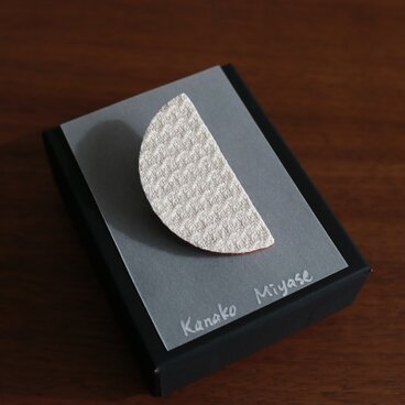 ブローチ手織り三河木綿ブローチ/テキスタイルブローチ/半月/ハーフムーン/ホワイト系【受注制作】