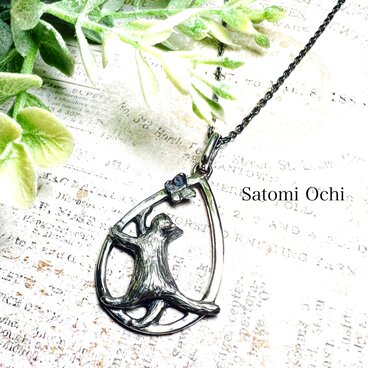 無邪気な猫と蝶のネックレス