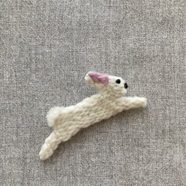 飛ぶ白ウサギ＊ブローチ