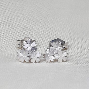 三輪の桜のピアス　