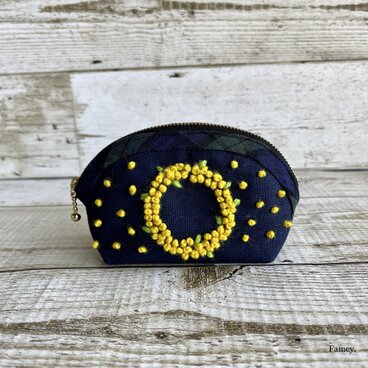 大人かわいい手刺繍ミモザリースの小さなラウンドポーチ　国産帆布　小物入れ