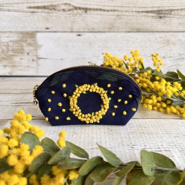 大人かわいい手刺繍ミモザリースの小さなラウンドポーチ　国産帆布　小物入れ