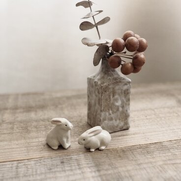 白うさぎのフェーヴ2023　座りすがた