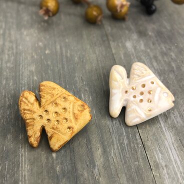 陶器の金彩お魚ブローチ