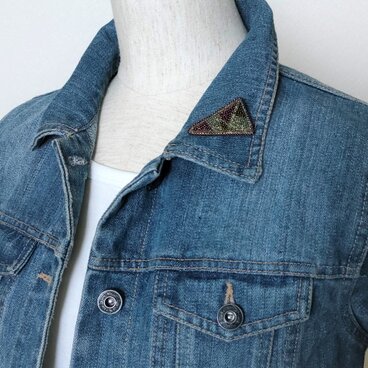 三角モザイクのブローチ