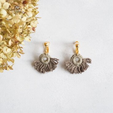 耳飾り – 雛菊 – グレー