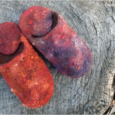 羊毛フェルトのルームシューズ　赤と紫　（ウール・手染め・グラデーション・天然素材）