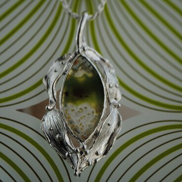 春の野の「秘密の泉」ペンダント