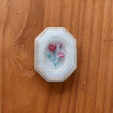 小さな額の花ブローチ