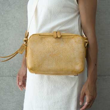 ショルダーバッグ イエロー 牛革 ヌメ革 コンパクト 大容量 メンズ レディース