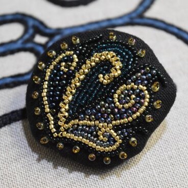 アイヌ文様のビーズ刺繍ブローチ（熊の爪1）