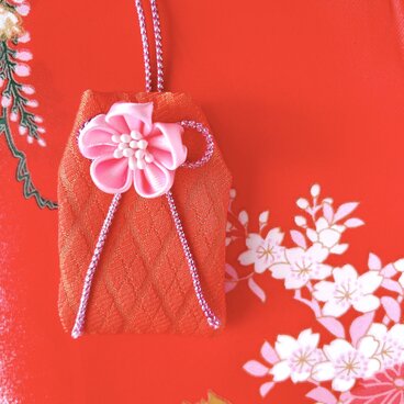 茜桜花菱｜桜のお守り袋（手縫い・つまみ細工／元巫女が仕立てる）〈サイズオーダー可〉