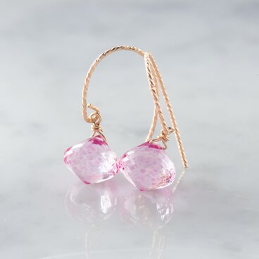 優雅なピンクトパーズのフックピアス～14KGF