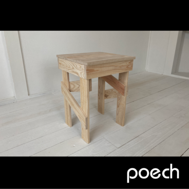サイドテーブルにもなるスツール　国産杉の無垢材　”Kid D”