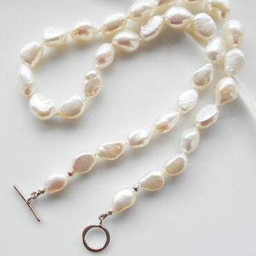 シャイニーホワイトバロック淡水パールのネックレス