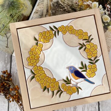 【受注生産品】ミモザとルリビタキのタイル　ベージュ〈木製スタンド付〉※送料無料