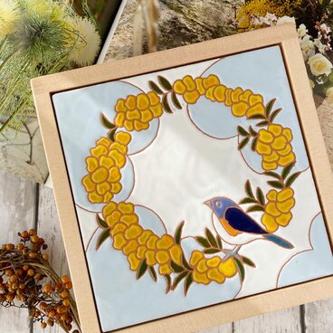 【受注生産品】ミモザとルリビタキのスペインタイル　ブルー〈木製スタンド付〉※送料無料