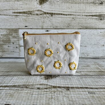 大人かわいい手刺繍ミモザリースの小さめポーチ　国産帆布　ミモザ　コットンリネン　小物入れ