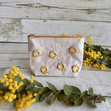 大人かわいい手刺繍ミモザリースの小さめポーチ　国産帆布　ミモザ　コットンリネン　小物入れ