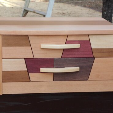銘木で作った隠し個所付2段の引き出し