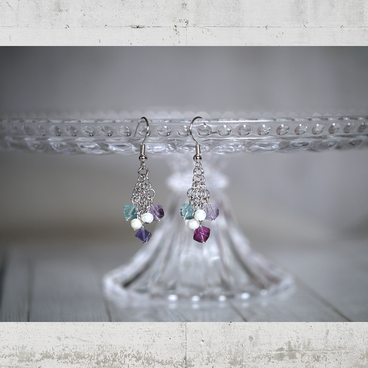 すみれのチェーンメイルイヤアクセサリー・プチ〜フローライトとパール〜