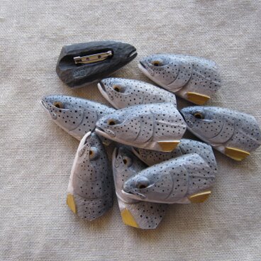 魚のブローチ（イトウ）