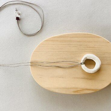 白い小さな雲ネックレス（陶器です。）