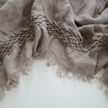 スモッキング刺繍の大判ストール・brown