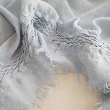 スモッキング刺繡の大判ストール・light blue