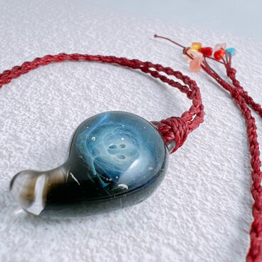 ガラスの宇宙勾玉ペンダント