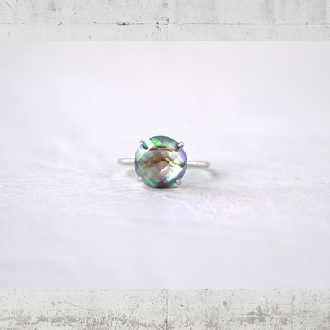 虹色ビオラのプチリング-アバロンシェル×水晶のタブレットストーン-