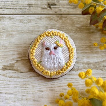 手刺繍ミモザリースと白猫ちゃんのブローチ　国産帆布　ミモザ　猫