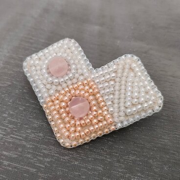 窓辺の景色 "積み木"　ビーズ刺繍のブローチ