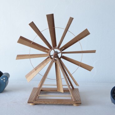 穏やかに回る木の風車