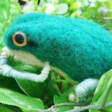 インテリアにも！カエルのブローチ(緑)