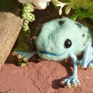 コバルトヤドクガエルのブローチ