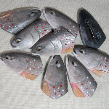 魚のブローチ（イワナ）