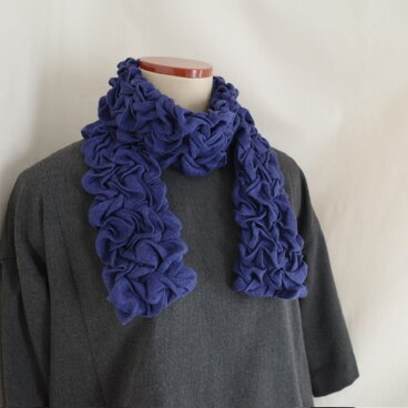 リネン刺繍のロングマフラー・インディゴ