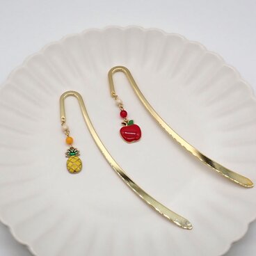 《２種類から選べる》フルーツチャームのブックマーカー