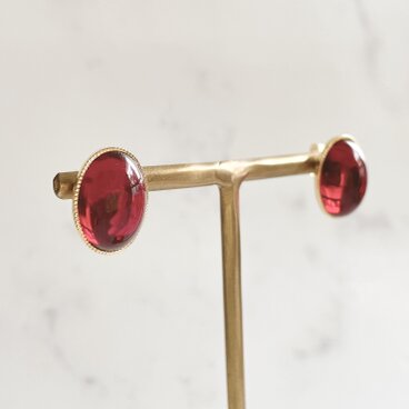 ルビー色のチェコガラス　スタッドピアス/イヤリング