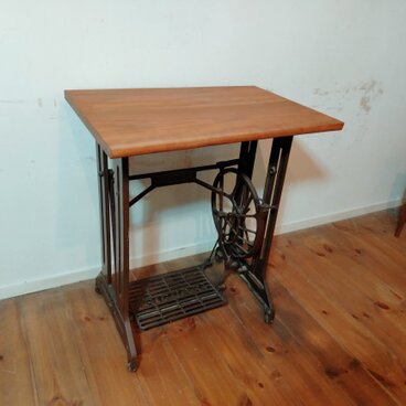 古いミシン脚を使ったワークデスク