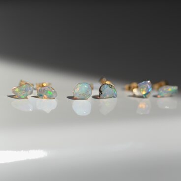 オパール ミニピアス 原石 鉱物 天然石 シンプル 仕事 オフィス 通勤 小さい アクセサリー (No.2377)