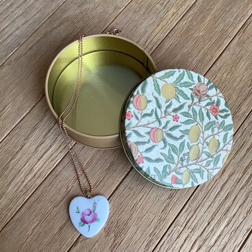 【缶入り】陶器のバラのネックレス