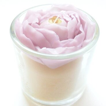 ボーティブキャンドルとライトパープルのシャクヤク