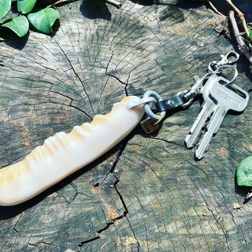 頭おかしい人と..思われそうな程..個性的で！ナチュラルな..天然の貝を加工して作ったキーホルダー！一点物です！