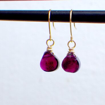 14kgf 深い葡萄酒色 ロードライトガーネットのマロンフックピアス