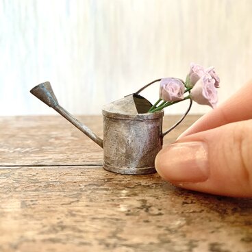 アンティークなジョウロと薔薇のセット