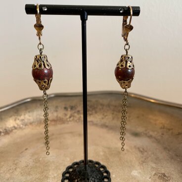 バラのネックレスに合うピアス　ブラウン